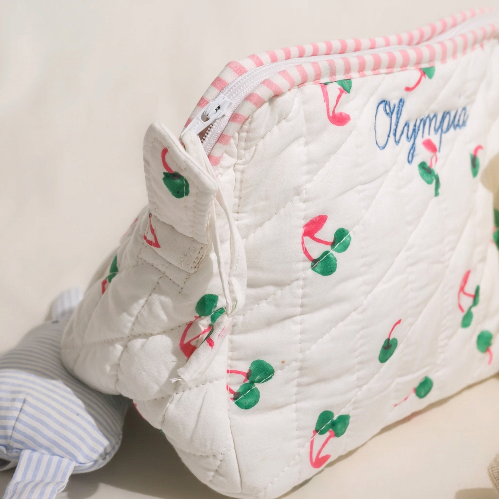 Détail de la trousse Cerise matelassée, vue éclaircie.