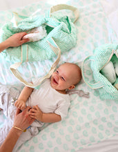 Charger l&#39;image dans la galerie, bambin allonge sur lange bebe personnalise  de motifs verts roseta design