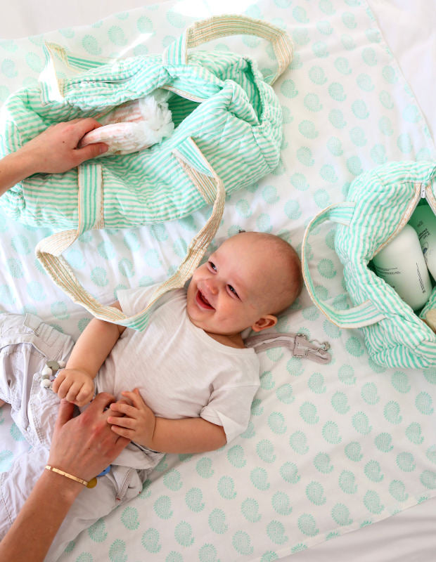 bambin allonge sur lange bebe personnalise  de motifs verts roseta design