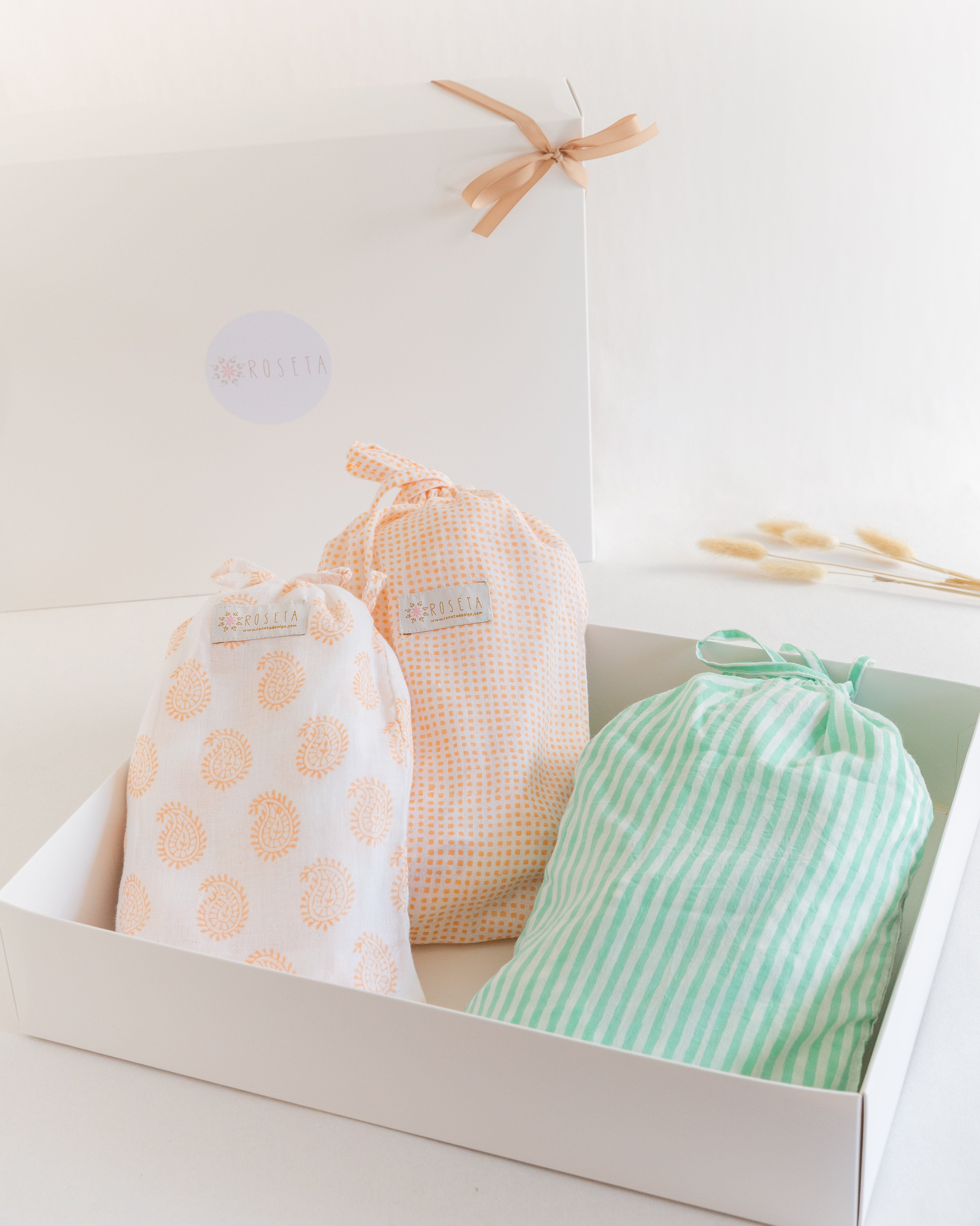 Coffret naissance personnalise de rosetadesign emballer dans une housse