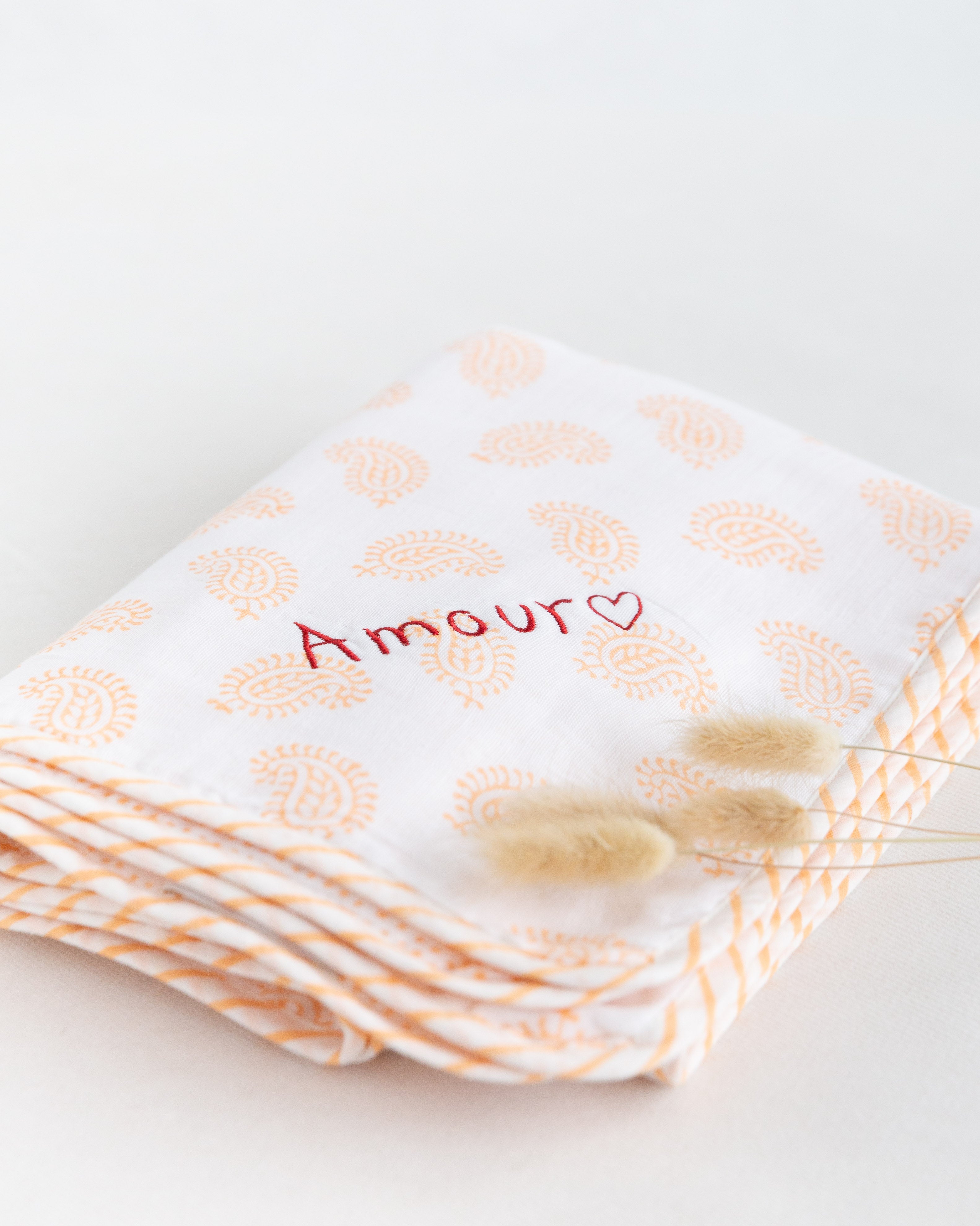 La couverture bebe personnalise orange du coffret naissance rosetadesign