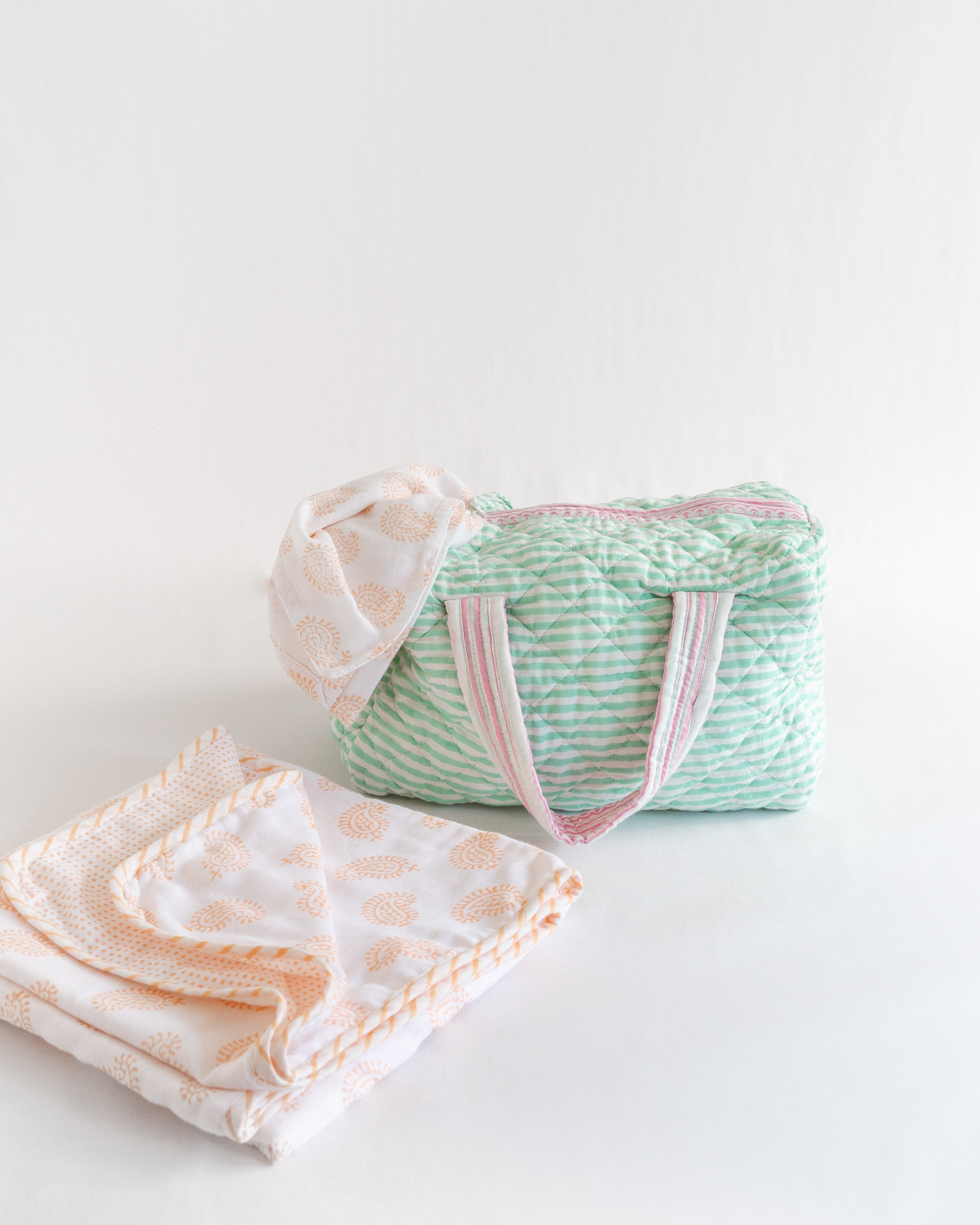 Coffret de naissance personnalise avec et une couverture bebe - rosetadesign un vanity bebe, un drap de change et 