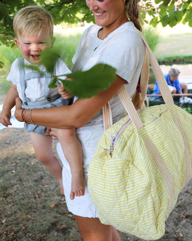 Sac week end bebe personnalise a rayures jaunes avec un bambin et sa maman - roseta design